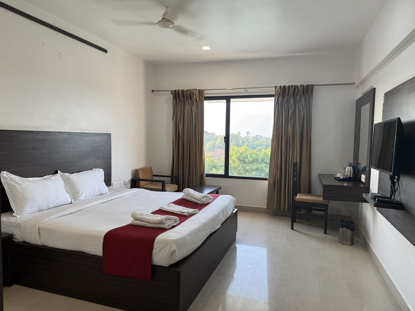 Spacious room with window at Rio JB King Paradise Hotel Trichy